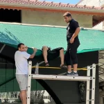 Serik'te ikinci kattaki balkondan iş yerinin tentesine düştü