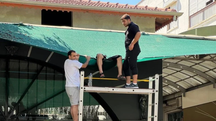 Serik'te ikinci kattaki balkondan iş yerinin tentesine düştü