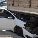 Serik’te otomobil park halindeki tıra çarptı: 4 yaralı