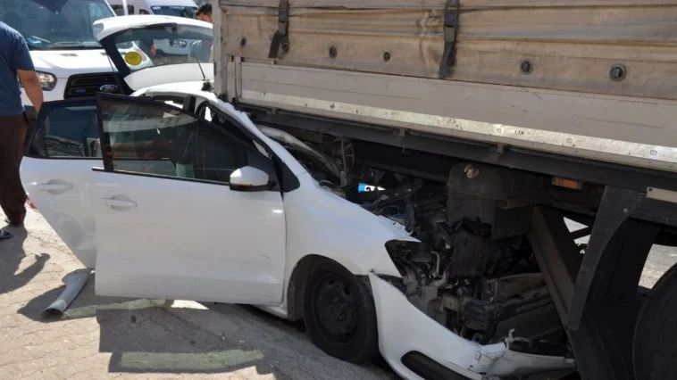 Serik’te otomobil park halindeki tıra çarptı: 4 yaralı