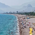 Sıcaktan bunalanlar denizde serinledi