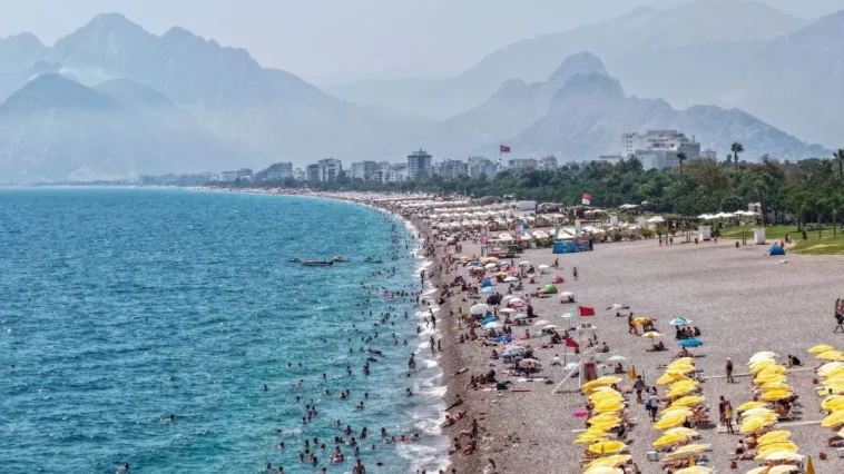 Sıcaktan bunalanlar denizde serinledi