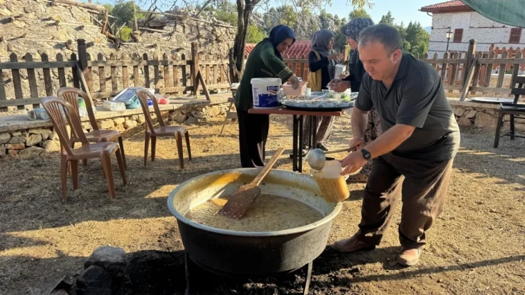 Tarihi Sarıhacılar'da bin kişilik aşure ikramı