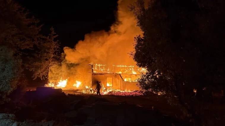 Tek katlı lojman yangında kül oldu