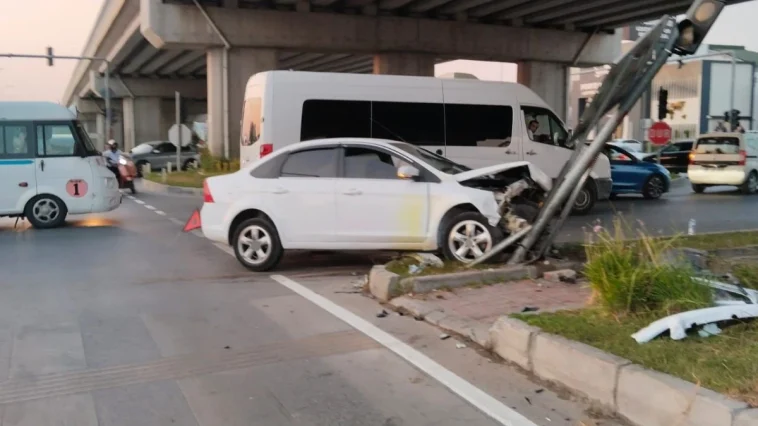 Trafik lambaları çalışmadı, otomobiller çarpıştı