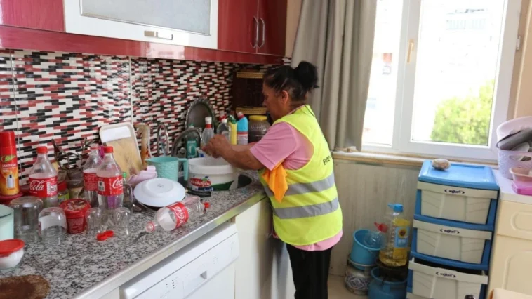 Yalnız yaşayan vatandaşa Kepez’den temizlik eli