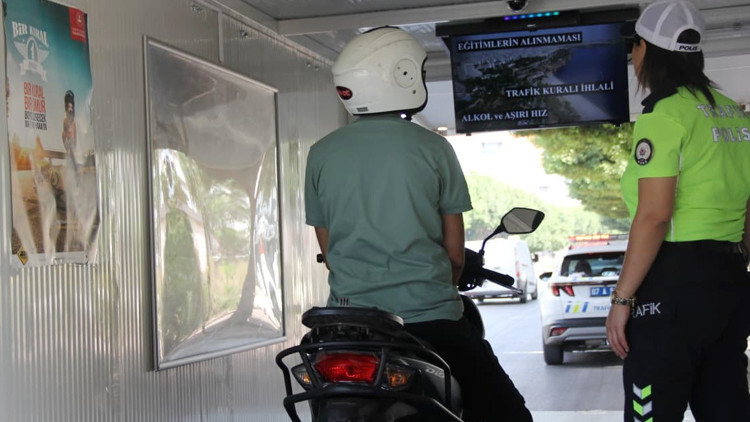 Trafik mobil karavanda 2 saatte 64 kişiye bilgilendirme