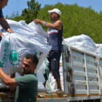 Büyükşehir Alanyalı çiftçilere 10 ton kaolin kili dağıttı