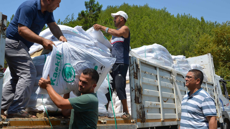 Büyükşehir Alanyalı çiftçilere 10 ton kaolin kili dağıttı