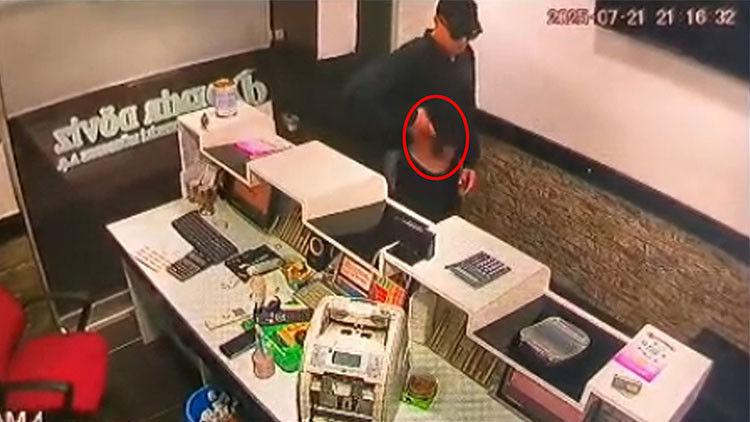 Oyuncak tabancayla döviz bürosunu soymaya kalkıştı