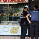 Kuyumcudan 750 bin liralık bilezik çalıp kaçtı