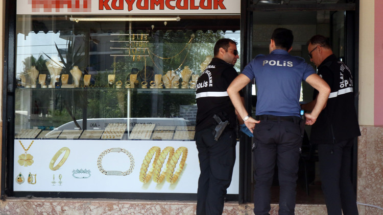 Kuyumcudan 750 bin liralık bilezik çalıp kaçtı