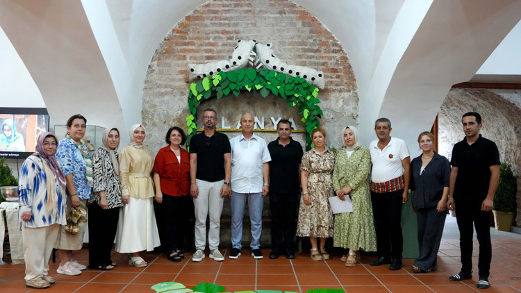 Tarihi Bedestende İpeğin İzinde sergisi açıldı