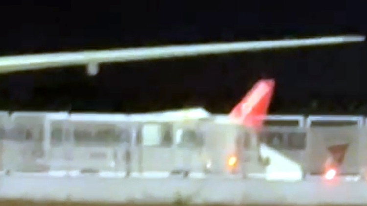 Antalyadan kalkan uçak, iniş takımlarındaki sorun nedeniyle geri döndü