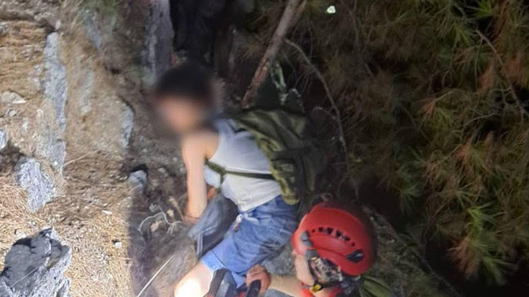 Alanya Kalesinde mahsur kalan 3 öğrenci kurtarıldı