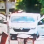 Önünü kestikleri otomobilin camını kırdılar