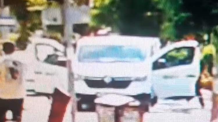 Önünü kestikleri otomobilin camını kırdılar