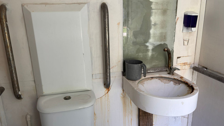 Antalyada kadınlar plajındaki kirlilik ve bakımsızlığa tepki