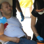 Eşiyle tartışıp, kendisini omzundan vurdu