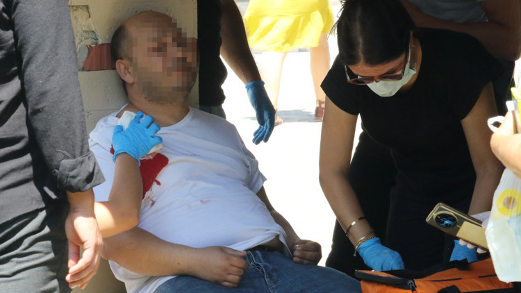 Eşiyle tartışıp, kendisini omzundan vurdu