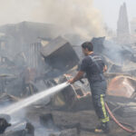 Sera atıklarının olduğu arazideki yangında 2 kamyonet yandı