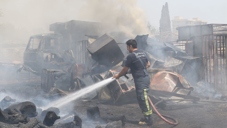 Sera atıklarının olduğu arazideki yangında 2 kamyonet yandı
