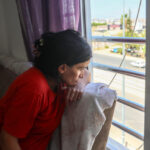 Yürüyebilmek için destek bekleyen Leylanın sokağı izlediği pencere, dünyası oldu