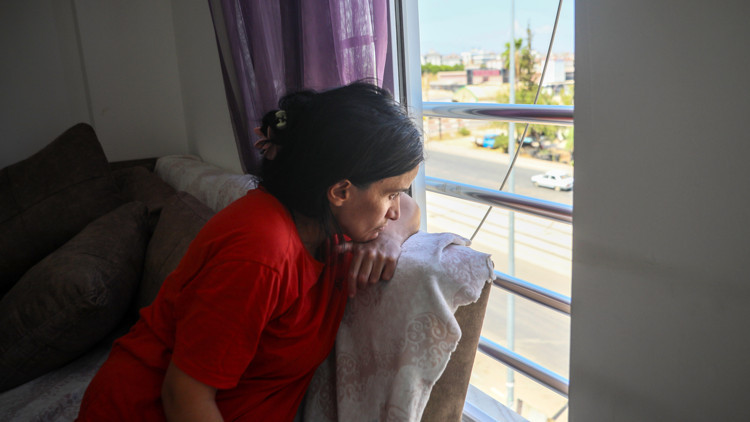 Yürüyebilmek için destek bekleyen Leylanın sokağı izlediği pencere, dünyası oldu