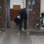 Evinin önünde silahlı saldırıya uğradı