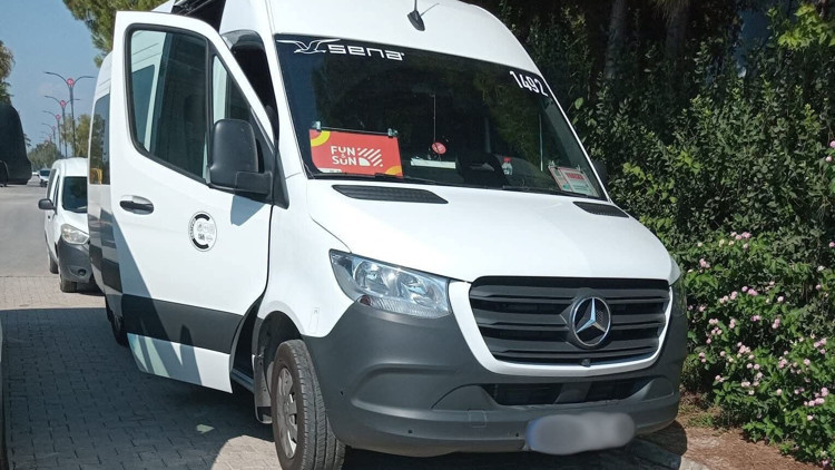 Tur minibüsü şoförü aracında ölü bulundu