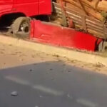 Trafikte şoförünün kontrolsüz ilerlediği tomruk yüklü TIR, refüje devrildi