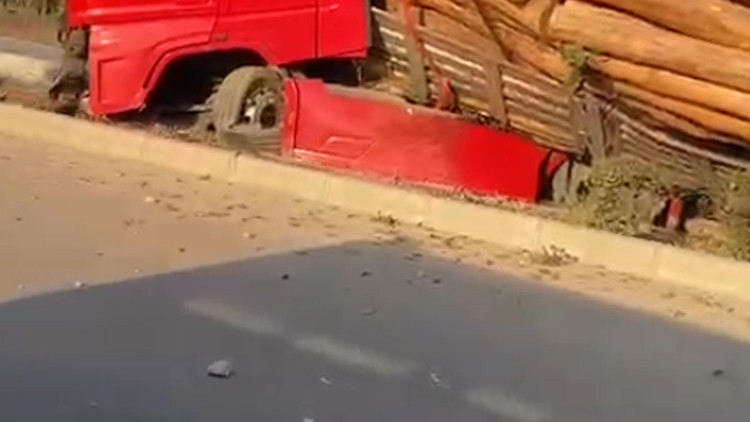 Trafikte şoförünün kontrolsüz ilerlediği tomruk yüklü TIR, refüje devrildi