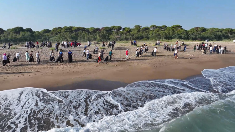 Çöplüğe dönen sahil temizlendi