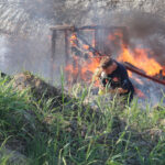 Elektrik tellerinden sıçrayan kıvılcım yangına yol açtı