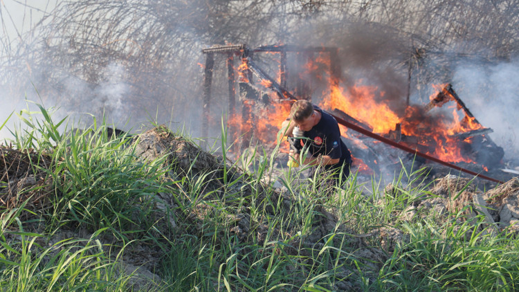 Elektrik tellerinden sıçrayan kıvılcım yangına yol açtı