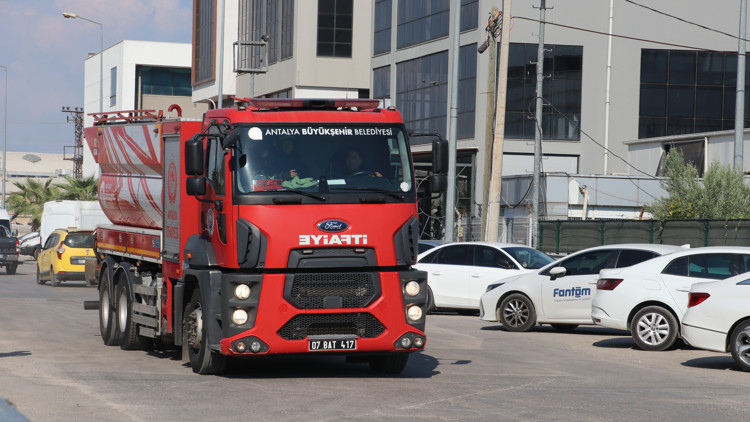 Otel ekipmanlarının satıldığı iş yerinin deposunda yangın paniği