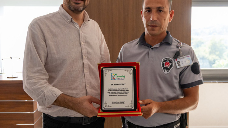 Hayat kurtaran güvenlik görevlisine plaket