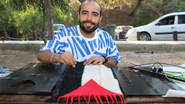 Çalıştayda keçeden Filistin bayrağı yaptı