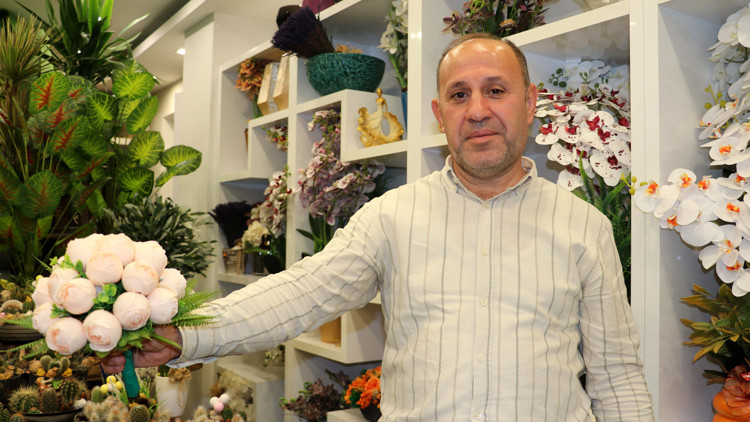 Antalyada yaz düğünlerinde şakayık buketler öne çıktı