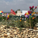 Mezarlığın hüzünlü simgeleri; rüzgar gülleri