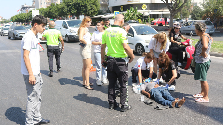 Servis aracı karşıya geçmeye çalışan yayaya çarptı