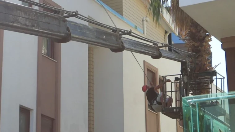 Ağaç budanması için kiralanan vinç yan yattı