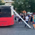 Aksu’da karavan tentesi halk otobüsüne saplandı