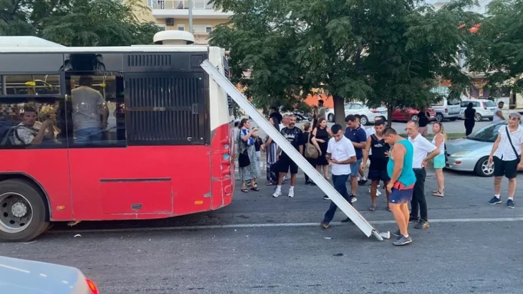 Aksu’da karavan tentesi halk otobüsüne saplandı