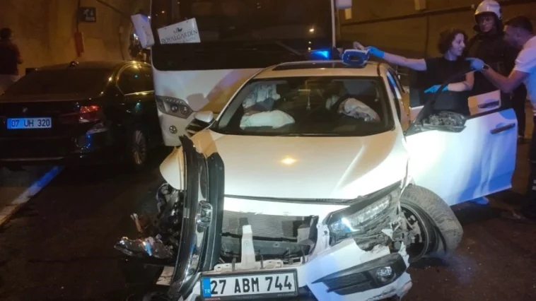 Alanya'da 8 araç birbirine girdi: 10 yaralı