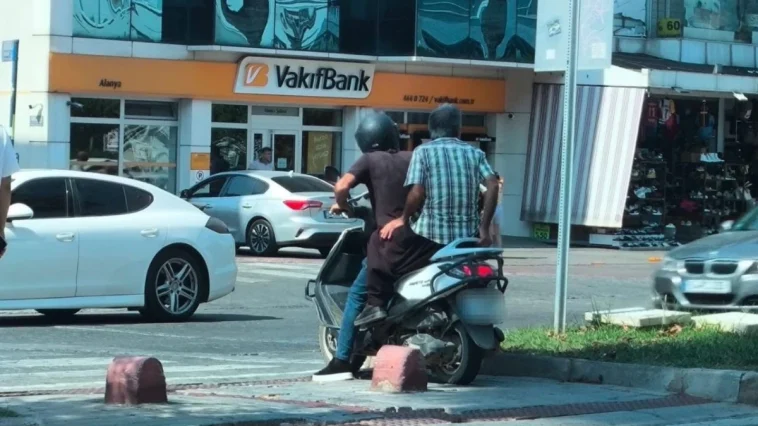 Alanya’da kaldırımı işgal eden motosikletlere ceza yağdı