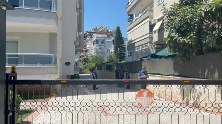 Alanya'da klima takarken dengesini kaybeden kişi 6. kattan zemine düştü