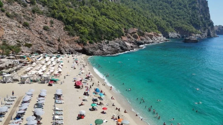 Alanya’da sıcak hava, Kleopatra Plajı’nı doldurdu