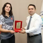 ALKÜ’lü şampiyona Rektör Türkdoğan'dan plaket