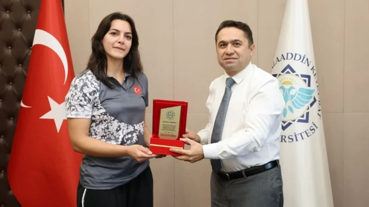ALKÜ’lü şampiyona Rektör Türkdoğan'dan plaket